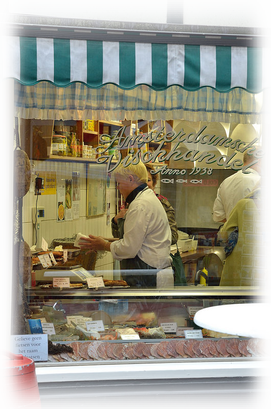 Foto-Straat-kant.Naar-binnen-kijkend.